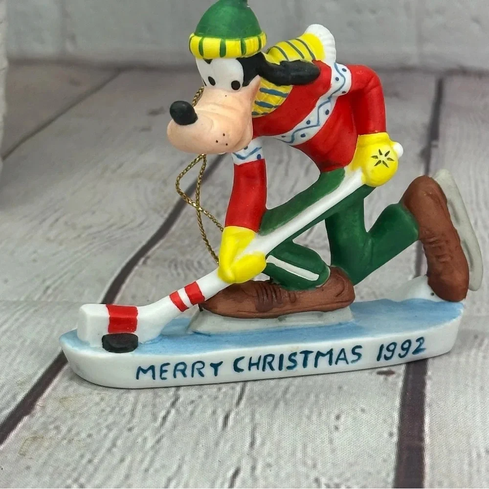 Vintage grolier disney 1992 goofy playing ice hockey annual christmas